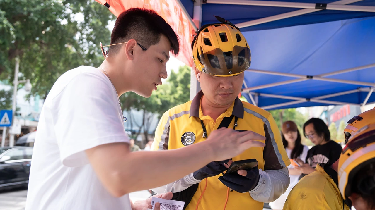 Interacting with cyclists